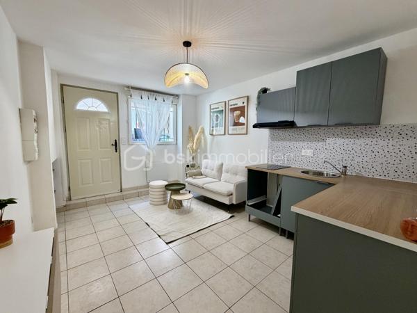 Situé en plein centre-ville de Béziers, à seulement 2 minutes à pied des Galeries Lafayette, au sein d'une rue à faible passage, cet appartement entièrement rénové de 31 m² habitables offre un excellent confort grâce à son agencement optimisé.

Cet appartement comporte une entrée indépendante, offrant une réelle autonomie et un confort apprécié des occupants. Cette configuration est particulièrement adaptée à la location saisonnière, facilitant l'accueil des voyageurs et leur accès au logement. 

Dès l'entrée, vous découvrirez un séjour lumineux, composé d'une cuisine en angle, idéale pour créer une ambiance chaleureuse au quotidien.

Dans son prolongement, vous trouverez une seconde pièce faisant office de chambre, donnant sur un couloir menant à une salle d'eau entièrement rénovée, ainsi qu'à un petit espace ouvert offrant de multiples possibilités d'aménagement, telles qu'une chambre d'enfant, un dressing ou encore un bureau.

Ce bien dispose de nombreux atouts : des volets roulants électriques, de nombreux espaces de rangement, ainsi qu'une rénovation de qualité apportant un confort de vie optimal.

Ce bien se trouve au sein d'une petite copropriété gérée par un syndic bénévole, et bénéficie donc de charges très faibles (environ 120€ / an, garantissant une excellente maîtrise des coûts.
Idéal pour un premier achat ou un investissement locatif, ce bien se situe à proximité immédiate de toutes les commodités qu'offre le centre-ville de Béziers.