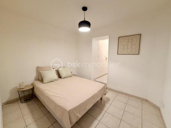 Situé en plein centre-ville de Béziers, à seulement 2 minutes à pied des Galeries Lafayette, au sein d'une rue à faible passage, cet appartement entièrement rénové de 31 m² habitables offre un excellent confort grâce à son agencement optimisé.

Cet appartement comporte une entrée indépendante, offrant une réelle autonomie et un confort apprécié des occupants. Cette configuration est particulièrement adaptée à la location saisonnière, facilitant l'accueil des voyageurs et leur accès au logement. 

Dès l'entrée, vous découvrirez un séjour lumineux, composé d'une cuisine en angle, idéale pour créer une ambiance chaleureuse au quotidien.

Dans son prolongement, vous trouverez une seconde pièce faisant office de chambre, donnant sur un couloir menant à une salle d'eau entièrement rénovée, ainsi qu'à un petit espace ouvert offrant de multiples possibilités d'aménagement, telles qu'une chambre d'enfant, un dressing ou encore un bureau.

Ce bien dispose de nombreux atouts : des volets roulants électriques, de nombreux espaces de rangement, ainsi qu'une rénovation de qualité apportant un confort de vie optimal.

Ce bien se trouve au sein d'une petite copropriété gérée par un syndic bénévole, et bénéficie donc de charges très faibles (environ 120€ / an, garantissant une excellente maîtrise des coûts.
Idéal pour un premier achat ou un investissement locatif, ce bien se situe à proximité immédiate de toutes les commodités qu'offre le centre-ville de Béziers.
