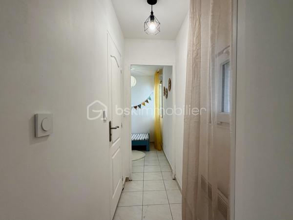Situé en plein centre-ville de Béziers, à seulement 2 minutes à pied des Galeries Lafayette, au sein d'une rue à faible passage, cet appartement entièrement rénové de 31 m² habitables offre un excellent confort grâce à son agencement optimisé.

Cet appartement comporte une entrée indépendante, offrant une réelle autonomie et un confort apprécié des occupants. Cette configuration est particulièrement adaptée à la location saisonnière, facilitant l'accueil des voyageurs et leur accès au logement. 

Dès l'entrée, vous découvrirez un séjour lumineux, composé d'une cuisine en angle, idéale pour créer une ambiance chaleureuse au quotidien.

Dans son prolongement, vous trouverez une seconde pièce faisant office de chambre, donnant sur un couloir menant à une salle d'eau entièrement rénovée, ainsi qu'à un petit espace ouvert offrant de multiples possibilités d'aménagement, telles qu'une chambre d'enfant, un dressing ou encore un bureau.

Ce bien dispose de nombreux atouts : des volets roulants électriques, de nombreux espaces de rangement, ainsi qu'une rénovation de qualité apportant un confort de vie optimal.

Ce bien se trouve au sein d'une petite copropriété gérée par un syndic bénévole, et bénéficie donc de charges très faibles (environ 120€ / an, garantissant une excellente maîtrise des coûts.
Idéal pour un premier achat ou un investissement locatif, ce bien se situe à proximité immédiate de toutes les commodités qu'offre le centre-ville de Béziers.