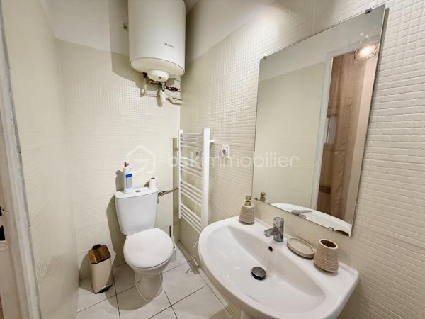 Situé en plein centre-ville de Béziers, à seulement 2 minutes à pied des Galeries Lafayette, au sein d'une rue à faible passage, cet appartement entièrement rénové de 31 m² habitables offre un excellent confort grâce à son agencement optimisé.

Cet appartement comporte une entrée indépendante, offrant une réelle autonomie et un confort apprécié des occupants. Cette configuration est particulièrement adaptée à la location saisonnière, facilitant l'accueil des voyageurs et leur accès au logement. 

Dès l'entrée, vous découvrirez un séjour lumineux, composé d'une cuisine en angle, idéale pour créer une ambiance chaleureuse au quotidien.

Dans son prolongement, vous trouverez une seconde pièce faisant office de chambre, donnant sur un couloir menant à une salle d'eau entièrement rénovée, ainsi qu'à un petit espace ouvert offrant de multiples possibilités d'aménagement, telles qu'une chambre d'enfant, un dressing ou encore un bureau.

Ce bien dispose de nombreux atouts : des volets roulants électriques, de nombreux espaces de rangement, ainsi qu'une rénovation de qualité apportant un confort de vie optimal.

Ce bien se trouve au sein d'une petite copropriété gérée par un syndic bénévole, et bénéficie donc de charges très faibles (environ 120€ / an, garantissant une excellente maîtrise des coûts.
Idéal pour un premier achat ou un investissement locatif, ce bien se situe à proximité immédiate de toutes les commodités qu'offre le centre-ville de Béziers.
