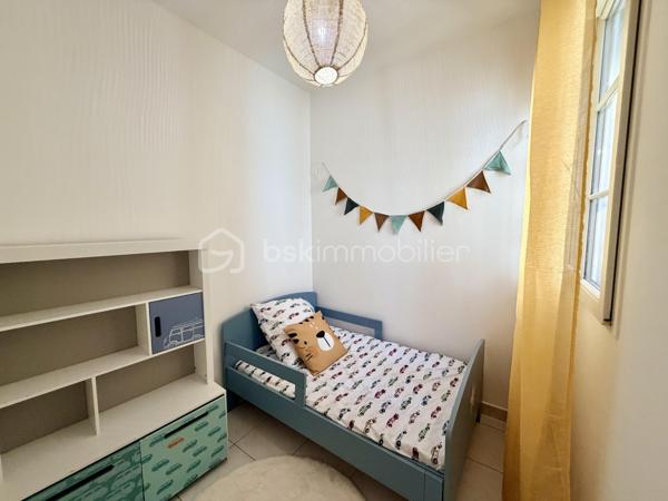Situé en plein centre-ville de Béziers, à seulement 2 minutes à pied des Galeries Lafayette, au sein d'une rue à faible passage, cet appartement entièrement rénové de 31 m² habitables offre un excellent confort grâce à son agencement optimisé.

Cet appartement comporte une entrée indépendante, offrant une réelle autonomie et un confort apprécié des occupants. Cette configuration est particulièrement adaptée à la location saisonnière, facilitant l'accueil des voyageurs et leur accès au logement. 

Dès l'entrée, vous découvrirez un séjour lumineux, composé d'une cuisine en angle, idéale pour créer une ambiance chaleureuse au quotidien.

Dans son prolongement, vous trouverez une seconde pièce faisant office de chambre, donnant sur un couloir menant à une salle d'eau entièrement rénovée, ainsi qu'à un petit espace ouvert offrant de multiples possibilités d'aménagement, telles qu'une chambre d'enfant, un dressing ou encore un bureau.

Ce bien dispose de nombreux atouts : des volets roulants électriques, de nombreux espaces de rangement, ainsi qu'une rénovation de qualité apportant un confort de vie optimal.

Ce bien se trouve au sein d'une petite copropriété gérée par un syndic bénévole, et bénéficie donc de charges très faibles (environ 120€ / an, garantissant une excellente maîtrise des coûts.
Idéal pour un premier achat ou un investissement locatif, ce bien se situe à proximité immédiate de toutes les commodités qu'offre le centre-ville de Béziers.