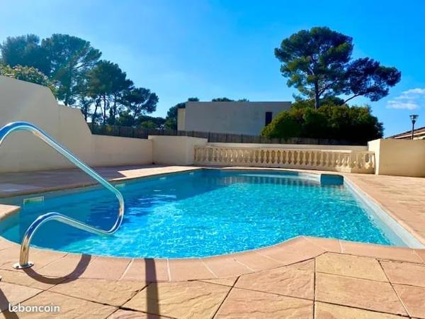 Sanary-sur-Mer (83110) Sanary-sur-Mer – Duplex en résidence avec piscine, plage à 5 min à pied