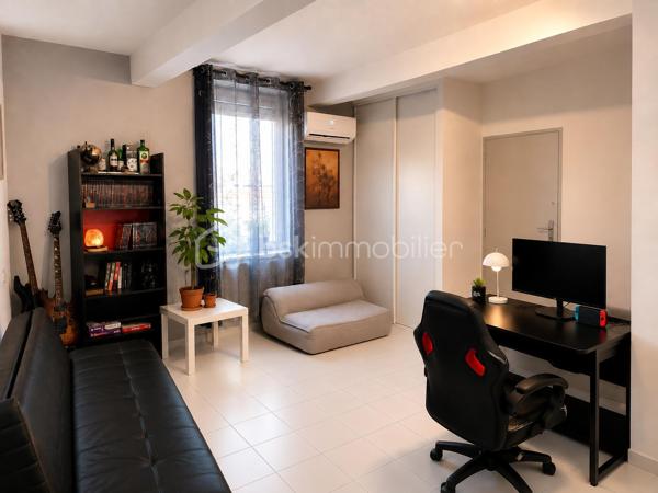Idéal investisseur ou premier achat patrimonial ! Découvrez ce studio optimisé de 26 m², situé en rez-de-chaussée d'une petite copropriété à taille humaine et aux charges dérisoires.

Une Rentabilité Immédiate et Sécurisée :
Pas de recherche de locataire, pas de perte de loyer : le bien est vendu avec un locataire sérieux déjà en place.

Loyer actuel : 380 € / mois.
Potentiel de rendement : Une valorisation du loyer est envisageable à hauteur de 550 € mensuels (fin du bail en août 2027), offrant une rentabilité cible d'environ 9 %.

Prestations & Confort (Aucun travaux) :
Entièrement rénové récemment, l'appartement est en excellent état général.
Le + confort : Équipé d'une climatisation réversible, une véritable valeur ajoutée pour le locataire et la pérennité de votre investissement.
Tranquillité d'esprit : Vous achetez un bien clé en main, aucun budget travaux n'est à prévoir à court ou moyen terme.

Un Emplacement Stratégique :
Idéalement situé sur la commune dynamique de Muret, le bien bénéficie d'un secteur pratique et recherché, à proximité immédiate des commerces, des commodités et des principaux axes routiers / transports.

Les Points Forts de l'Investissement :
Performance financière : Rendement immédiat et évolutif vers environ 9 % après revalorisation du loyer.
Prestations de qualité : Rénovation récente, climatisation réversible, rez-de-chaussée facile d'accès.
Charges maîtrisées : Petite copropriété saine, charges annuelles ultra-faibles (environ 16 €/mois, soit env. 200 €/an).
Sérénité : Aucun travaux à voter ou à prévoir dans la copropriété.

Pour plus d'informations ou pour planifier une visite, contactez-moi dès aujourd'hui !