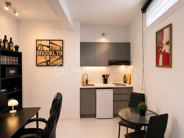 Idéal investisseur ou premier achat patrimonial ! Découvrez ce studio optimisé de 26 m², situé en rez-de-chaussée d'une petite copropriété à taille humaine et aux charges dérisoires.

Une Rentabilité Immédiate et Sécurisée :
Pas de recherche de locataire, pas de perte de loyer : le bien est vendu avec un locataire sérieux déjà en place.

Loyer actuel : 380 € / mois.
Potentiel de rendement : Une valorisation du loyer est envisageable à hauteur de 550 € mensuels (fin du bail en août 2027), offrant une rentabilité cible d'environ 9 %.

Prestations & Confort (Aucun travaux) :
Entièrement rénové récemment, l'appartement est en excellent état général.
Le + confort : Équipé d'une climatisation réversible, une véritable valeur ajoutée pour le locataire et la pérennité de votre investissement.
Tranquillité d'esprit : Vous achetez un bien clé en main, aucun budget travaux n'est à prévoir à court ou moyen terme.

Un Emplacement Stratégique :
Idéalement situé sur la commune dynamique de Muret, le bien bénéficie d'un secteur pratique et recherché, à proximité immédiate des commerces, des commodités et des principaux axes routiers / transports.

Les Points Forts de l'Investissement :
Performance financière : Rendement immédiat et évolutif vers environ 9 % après revalorisation du loyer.
Prestations de qualité : Rénovation récente, climatisation réversible, rez-de-chaussée facile d'accès.
Charges maîtrisées : Petite copropriété saine, charges annuelles ultra-faibles (environ 16 €/mois, soit env. 200 €/an).
Sérénité : Aucun travaux à voter ou à prévoir dans la copropriété.

Pour plus d'informations ou pour planifier une visite, contactez-moi dès aujourd'hui !