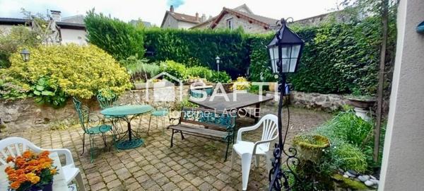 L'authenticité en centre-ville : pierres, cheminée et jardin
