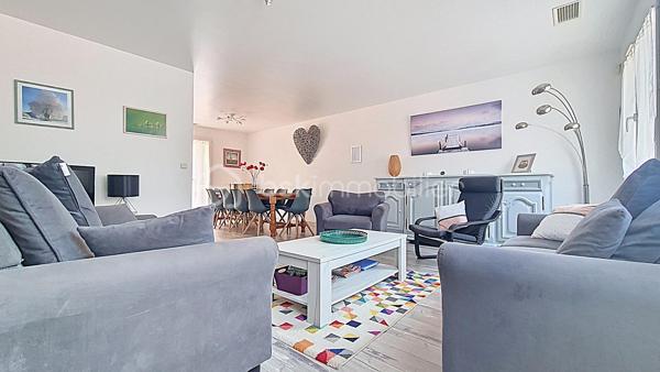 Dans un environnement calme avec une vue dégagée sur les montagnes, découvrez cette villa 4 faces de 2007 d’environ 145 m² habitables, sur un terrain clos et piscinable d’environ 700 m².

L'étage principal offre une agréable et spacieuse pièce de vie, lumineuse grâce à son exposition sud-est, une cuisine indépendante ouvrant sur une terrasse, 6 chambres, dont une suite parentale avec salle d’eau, une salle de bains et deux wc indépendants.

Le rez-de-chaussée comprend une terrasse couverte, un grand garage ainsi qu'un vaste espace d'environ 120 m² disposant d'un tableau électrique indépendant, offrant de nombreuses possibilités d'aménagement : atelier, activité professionnelle, espace de loisirs ou logement complémentaire ( escalier intérieur reliant les deux niveaux)

Construite avec des prestations de qualité, la villa bénéficie de menuiseries PVC double vitrage, de combles isolés et d'un chauffage par pompe à chaleur air/eau.

Classée Gîte 3 étoiles , cette propriété représente une opportunité rare, aussi bien pour une résidence principale que pour une activité de location saisonnière immédiatement exploitable.

**Les + : Vue montagne • Terrain piscinable • Grand garage • Pompe à chaleur • Double vitrage • Classement Gîte 3 étoiles • Mobilier disponible en supplément.