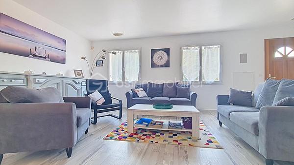 Dans un environnement calme avec une vue dégagée sur les montagnes, découvrez cette villa 4 faces de 2007 d’environ 145 m² habitables, sur un terrain clos et piscinable d’environ 700 m².

L'étage principal offre une agréable et spacieuse pièce de vie, lumineuse grâce à son exposition sud-est, une cuisine indépendante ouvrant sur une terrasse, 6 chambres, dont une suite parentale avec salle d’eau, une salle de bains et deux wc indépendants.

Le rez-de-chaussée comprend une terrasse couverte, un grand garage ainsi qu'un vaste espace d'environ 120 m² disposant d'un tableau électrique indépendant, offrant de nombreuses possibilités d'aménagement : atelier, activité professionnelle, espace de loisirs ou logement complémentaire ( escalier intérieur reliant les deux niveaux)

Construite avec des prestations de qualité, la villa bénéficie de menuiseries PVC double vitrage, de combles isolés et d'un chauffage par pompe à chaleur air/eau.

Classée Gîte 3 étoiles , cette propriété représente une opportunité rare, aussi bien pour une résidence principale que pour une activité de location saisonnière immédiatement exploitable.

**Les + : Vue montagne • Terrain piscinable • Grand garage • Pompe à chaleur • Double vitrage • Classement Gîte 3 étoiles • Mobilier disponible en supplément.