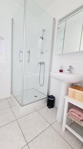 Dans un environnement calme avec une vue dégagée sur les montagnes, découvrez cette villa 4 faces de 2007 d’environ 145 m² habitables, sur un terrain clos et piscinable d’environ 700 m².

L'étage principal offre une agréable et spacieuse pièce de vie, lumineuse grâce à son exposition sud-est, une cuisine indépendante ouvrant sur une terrasse, 6 chambres, dont une suite parentale avec salle d’eau, une salle de bains et deux wc indépendants.

Le rez-de-chaussée comprend une terrasse couverte, un grand garage ainsi qu'un vaste espace d'environ 120 m² disposant d'un tableau électrique indépendant, offrant de nombreuses possibilités d'aménagement : atelier, activité professionnelle, espace de loisirs ou logement complémentaire ( escalier intérieur reliant les deux niveaux)

Construite avec des prestations de qualité, la villa bénéficie de menuiseries PVC double vitrage, de combles isolés et d'un chauffage par pompe à chaleur air/eau.

Classée Gîte 3 étoiles , cette propriété représente une opportunité rare, aussi bien pour une résidence principale que pour une activité de location saisonnière immédiatement exploitable.

**Les + : Vue montagne • Terrain piscinable • Grand garage • Pompe à chaleur • Double vitrage • Classement Gîte 3 étoiles • Mobilier disponible en supplément.