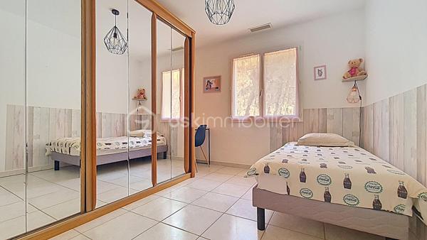 Dans un environnement calme avec une vue dégagée sur les montagnes, découvrez cette villa 4 faces de 2007 d’environ 145 m² habitables, sur un terrain clos et piscinable d’environ 700 m².

L'étage principal offre une agréable et spacieuse pièce de vie, lumineuse grâce à son exposition sud-est, une cuisine indépendante ouvrant sur une terrasse, 6 chambres, dont une suite parentale avec salle d’eau, une salle de bains et deux wc indépendants.

Le rez-de-chaussée comprend une terrasse couverte, un grand garage ainsi qu'un vaste espace d'environ 120 m² disposant d'un tableau électrique indépendant, offrant de nombreuses possibilités d'aménagement : atelier, activité professionnelle, espace de loisirs ou logement complémentaire ( escalier intérieur reliant les deux niveaux)

Construite avec des prestations de qualité, la villa bénéficie de menuiseries PVC double vitrage, de combles isolés et d'un chauffage par pompe à chaleur air/eau.

Classée Gîte 3 étoiles , cette propriété représente une opportunité rare, aussi bien pour une résidence principale que pour une activité de location saisonnière immédiatement exploitable.

**Les + : Vue montagne • Terrain piscinable • Grand garage • Pompe à chaleur • Double vitrage • Classement Gîte 3 étoiles • Mobilier disponible en supplément.