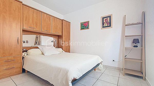 Dans un environnement calme avec une vue dégagée sur les montagnes, découvrez cette villa 4 faces de 2007 d’environ 145 m² habitables, sur un terrain clos et piscinable d’environ 700 m².

L'étage principal offre une agréable et spacieuse pièce de vie, lumineuse grâce à son exposition sud-est, une cuisine indépendante ouvrant sur une terrasse, 6 chambres, dont une suite parentale avec salle d’eau, une salle de bains et deux wc indépendants.

Le rez-de-chaussée comprend une terrasse couverte, un grand garage ainsi qu'un vaste espace d'environ 120 m² disposant d'un tableau électrique indépendant, offrant de nombreuses possibilités d'aménagement : atelier, activité professionnelle, espace de loisirs ou logement complémentaire ( escalier intérieur reliant les deux niveaux)

Construite avec des prestations de qualité, la villa bénéficie de menuiseries PVC double vitrage, de combles isolés et d'un chauffage par pompe à chaleur air/eau.

Classée Gîte 3 étoiles , cette propriété représente une opportunité rare, aussi bien pour une résidence principale que pour une activité de location saisonnière immédiatement exploitable.

**Les + : Vue montagne • Terrain piscinable • Grand garage • Pompe à chaleur • Double vitrage • Classement Gîte 3 étoiles • Mobilier disponible en supplément.