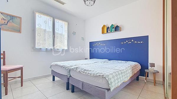 Dans un environnement calme avec une vue dégagée sur les montagnes, découvrez cette villa 4 faces de 2007 d’environ 145 m² habitables, sur un terrain clos et piscinable d’environ 700 m².

L'étage principal offre une agréable et spacieuse pièce de vie, lumineuse grâce à son exposition sud-est, une cuisine indépendante ouvrant sur une terrasse, 6 chambres, dont une suite parentale avec salle d’eau, une salle de bains et deux wc indépendants.

Le rez-de-chaussée comprend une terrasse couverte, un grand garage ainsi qu'un vaste espace d'environ 120 m² disposant d'un tableau électrique indépendant, offrant de nombreuses possibilités d'aménagement : atelier, activité professionnelle, espace de loisirs ou logement complémentaire ( escalier intérieur reliant les deux niveaux)

Construite avec des prestations de qualité, la villa bénéficie de menuiseries PVC double vitrage, de combles isolés et d'un chauffage par pompe à chaleur air/eau.

Classée Gîte 3 étoiles , cette propriété représente une opportunité rare, aussi bien pour une résidence principale que pour une activité de location saisonnière immédiatement exploitable.

**Les + : Vue montagne • Terrain piscinable • Grand garage • Pompe à chaleur • Double vitrage • Classement Gîte 3 étoiles • Mobilier disponible en supplément.
