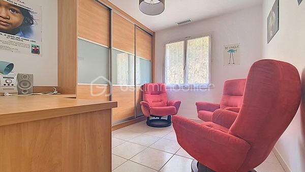 Dans un environnement calme avec une vue dégagée sur les montagnes, découvrez cette villa 4 faces de 2007 d’environ 145 m² habitables, sur un terrain clos et piscinable d’environ 700 m².

L'étage principal offre une agréable et spacieuse pièce de vie, lumineuse grâce à son exposition sud-est, une cuisine indépendante ouvrant sur une terrasse, 6 chambres, dont une suite parentale avec salle d’eau, une salle de bains et deux wc indépendants.

Le rez-de-chaussée comprend une terrasse couverte, un grand garage ainsi qu'un vaste espace d'environ 120 m² disposant d'un tableau électrique indépendant, offrant de nombreuses possibilités d'aménagement : atelier, activité professionnelle, espace de loisirs ou logement complémentaire ( escalier intérieur reliant les deux niveaux)

Construite avec des prestations de qualité, la villa bénéficie de menuiseries PVC double vitrage, de combles isolés et d'un chauffage par pompe à chaleur air/eau.

Classée Gîte 3 étoiles , cette propriété représente une opportunité rare, aussi bien pour une résidence principale que pour une activité de location saisonnière immédiatement exploitable.

**Les + : Vue montagne • Terrain piscinable • Grand garage • Pompe à chaleur • Double vitrage • Classement Gîte 3 étoiles • Mobilier disponible en supplément.