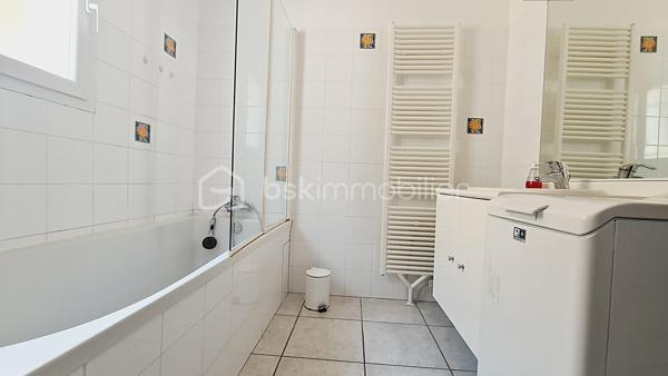 Dans un environnement calme avec une vue dégagée sur les montagnes, découvrez cette villa 4 faces de 2007 d’environ 145 m² habitables, sur un terrain clos et piscinable d’environ 700 m².

L'étage principal offre une agréable et spacieuse pièce de vie, lumineuse grâce à son exposition sud-est, une cuisine indépendante ouvrant sur une terrasse, 6 chambres, dont une suite parentale avec salle d’eau, une salle de bains et deux wc indépendants.

Le rez-de-chaussée comprend une terrasse couverte, un grand garage ainsi qu'un vaste espace d'environ 120 m² disposant d'un tableau électrique indépendant, offrant de nombreuses possibilités d'aménagement : atelier, activité professionnelle, espace de loisirs ou logement complémentaire ( escalier intérieur reliant les deux niveaux)

Construite avec des prestations de qualité, la villa bénéficie de menuiseries PVC double vitrage, de combles isolés et d'un chauffage par pompe à chaleur air/eau.

Classée Gîte 3 étoiles , cette propriété représente une opportunité rare, aussi bien pour une résidence principale que pour une activité de location saisonnière immédiatement exploitable.

**Les + : Vue montagne • Terrain piscinable • Grand garage • Pompe à chaleur • Double vitrage • Classement Gîte 3 étoiles • Mobilier disponible en supplément.