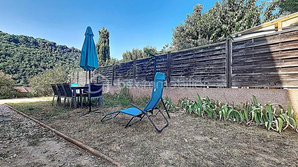 Dans un environnement calme avec une vue dégagée sur les montagnes, découvrez cette villa 4 faces de 2007 d’environ 145 m² habitables, sur un terrain clos et piscinable d’environ 700 m².

L'étage principal offre une agréable et spacieuse pièce de vie, lumineuse grâce à son exposition sud-est, une cuisine indépendante ouvrant sur une terrasse, 6 chambres, dont une suite parentale avec salle d’eau, une salle de bains et deux wc indépendants.

Le rez-de-chaussée comprend une terrasse couverte, un grand garage ainsi qu'un vaste espace d'environ 120 m² disposant d'un tableau électrique indépendant, offrant de nombreuses possibilités d'aménagement : atelier, activité professionnelle, espace de loisirs ou logement complémentaire ( escalier intérieur reliant les deux niveaux)

Construite avec des prestations de qualité, la villa bénéficie de menuiseries PVC double vitrage, de combles isolés et d'un chauffage par pompe à chaleur air/eau.

Classée Gîte 3 étoiles , cette propriété représente une opportunité rare, aussi bien pour une résidence principale que pour une activité de location saisonnière immédiatement exploitable.

**Les + : Vue montagne • Terrain piscinable • Grand garage • Pompe à chaleur • Double vitrage • Classement Gîte 3 étoiles • Mobilier disponible en supplément.