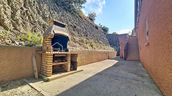 Dans un environnement calme avec une vue dégagée sur les montagnes, découvrez cette villa 4 faces de 2007 d’environ 145 m² habitables, sur un terrain clos et piscinable d’environ 700 m².

L'étage principal offre une agréable et spacieuse pièce de vie, lumineuse grâce à son exposition sud-est, une cuisine indépendante ouvrant sur une terrasse, 6 chambres, dont une suite parentale avec salle d’eau, une salle de bains et deux wc indépendants.

Le rez-de-chaussée comprend une terrasse couverte, un grand garage ainsi qu'un vaste espace d'environ 120 m² disposant d'un tableau électrique indépendant, offrant de nombreuses possibilités d'aménagement : atelier, activité professionnelle, espace de loisirs ou logement complémentaire ( escalier intérieur reliant les deux niveaux)

Construite avec des prestations de qualité, la villa bénéficie de menuiseries PVC double vitrage, de combles isolés et d'un chauffage par pompe à chaleur air/eau.

Classée Gîte 3 étoiles , cette propriété représente une opportunité rare, aussi bien pour une résidence principale que pour une activité de location saisonnière immédiatement exploitable.

**Les + : Vue montagne • Terrain piscinable • Grand garage • Pompe à chaleur • Double vitrage • Classement Gîte 3 étoiles • Mobilier disponible en supplément.