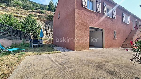 Dans un environnement calme avec une vue dégagée sur les montagnes, découvrez cette villa 4 faces de 2007 d’environ 145 m² habitables, sur un terrain clos et piscinable d’environ 700 m².

L'étage principal offre une agréable et spacieuse pièce de vie, lumineuse grâce à son exposition sud-est, une cuisine indépendante ouvrant sur une terrasse, 6 chambres, dont une suite parentale avec salle d’eau, une salle de bains et deux wc indépendants.

Le rez-de-chaussée comprend une terrasse couverte, un grand garage ainsi qu'un vaste espace d'environ 120 m² disposant d'un tableau électrique indépendant, offrant de nombreuses possibilités d'aménagement : atelier, activité professionnelle, espace de loisirs ou logement complémentaire ( escalier intérieur reliant les deux niveaux)

Construite avec des prestations de qualité, la villa bénéficie de menuiseries PVC double vitrage, de combles isolés et d'un chauffage par pompe à chaleur air/eau.

Classée Gîte 3 étoiles , cette propriété représente une opportunité rare, aussi bien pour une résidence principale que pour une activité de location saisonnière immédiatement exploitable.

**Les + : Vue montagne • Terrain piscinable • Grand garage • Pompe à chaleur • Double vitrage • Classement Gîte 3 étoiles • Mobilier disponible en supplément.