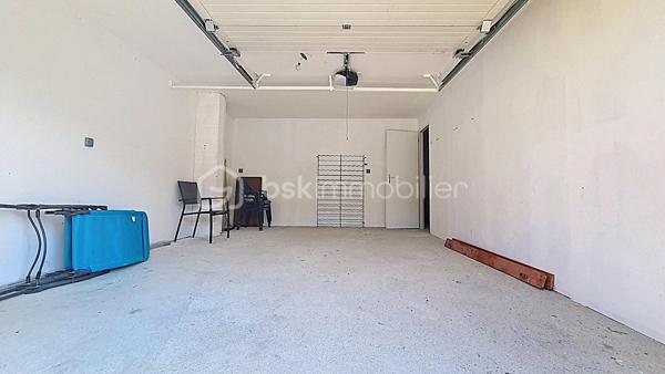Dans un environnement calme avec une vue dégagée sur les montagnes, découvrez cette villa 4 faces de 2007 d’environ 145 m² habitables, sur un terrain clos et piscinable d’environ 700 m².

L'étage principal offre une agréable et spacieuse pièce de vie, lumineuse grâce à son exposition sud-est, une cuisine indépendante ouvrant sur une terrasse, 6 chambres, dont une suite parentale avec salle d’eau, une salle de bains et deux wc indépendants.

Le rez-de-chaussée comprend une terrasse couverte, un grand garage ainsi qu'un vaste espace d'environ 120 m² disposant d'un tableau électrique indépendant, offrant de nombreuses possibilités d'aménagement : atelier, activité professionnelle, espace de loisirs ou logement complémentaire ( escalier intérieur reliant les deux niveaux)

Construite avec des prestations de qualité, la villa bénéficie de menuiseries PVC double vitrage, de combles isolés et d'un chauffage par pompe à chaleur air/eau.

Classée Gîte 3 étoiles , cette propriété représente une opportunité rare, aussi bien pour une résidence principale que pour une activité de location saisonnière immédiatement exploitable.

**Les + : Vue montagne • Terrain piscinable • Grand garage • Pompe à chaleur • Double vitrage • Classement Gîte 3 étoiles • Mobilier disponible en supplément.