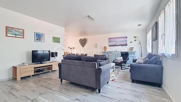 Dans un environnement calme avec une vue dégagée sur les montagnes, découvrez cette villa 4 faces de 2007 d’environ 145 m² habitables, sur un terrain clos et piscinable d’environ 700 m².

L'étage principal offre une agréable et spacieuse pièce de vie, lumineuse grâce à son exposition sud-est, une cuisine indépendante ouvrant sur une terrasse, 6 chambres, dont une suite parentale avec salle d’eau, une salle de bains et deux wc indépendants.

Le rez-de-chaussée comprend une terrasse couverte, un grand garage ainsi qu'un vaste espace d'environ 120 m² disposant d'un tableau électrique indépendant, offrant de nombreuses possibilités d'aménagement : atelier, activité professionnelle, espace de loisirs ou logement complémentaire ( escalier intérieur reliant les deux niveaux)

Construite avec des prestations de qualité, la villa bénéficie de menuiseries PVC double vitrage, de combles isolés et d'un chauffage par pompe à chaleur air/eau.

Classée Gîte 3 étoiles , cette propriété représente une opportunité rare, aussi bien pour une résidence principale que pour une activité de location saisonnière immédiatement exploitable.

**Les + : Vue montagne • Terrain piscinable • Grand garage • Pompe à chaleur • Double vitrage • Classement Gîte 3 étoiles • Mobilier disponible en supplément.