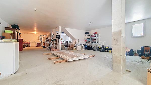 Dans un environnement calme avec une vue dégagée sur les montagnes, découvrez cette villa 4 faces de 2007 d’environ 145 m² habitables, sur un terrain clos et piscinable d’environ 700 m².

L'étage principal offre une agréable et spacieuse pièce de vie, lumineuse grâce à son exposition sud-est, une cuisine indépendante ouvrant sur une terrasse, 6 chambres, dont une suite parentale avec salle d’eau, une salle de bains et deux wc indépendants.

Le rez-de-chaussée comprend une terrasse couverte, un grand garage ainsi qu'un vaste espace d'environ 120 m² disposant d'un tableau électrique indépendant, offrant de nombreuses possibilités d'aménagement : atelier, activité professionnelle, espace de loisirs ou logement complémentaire ( escalier intérieur reliant les deux niveaux)

Construite avec des prestations de qualité, la villa bénéficie de menuiseries PVC double vitrage, de combles isolés et d'un chauffage par pompe à chaleur air/eau.

Classée Gîte 3 étoiles , cette propriété représente une opportunité rare, aussi bien pour une résidence principale que pour une activité de location saisonnière immédiatement exploitable.

**Les + : Vue montagne • Terrain piscinable • Grand garage • Pompe à chaleur • Double vitrage • Classement Gîte 3 étoiles • Mobilier disponible en supplément.