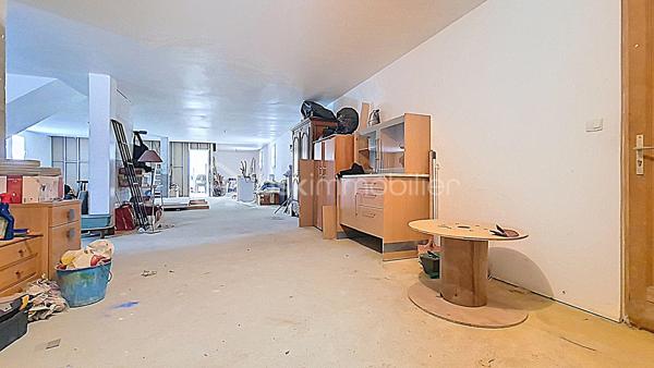 Dans un environnement calme avec une vue dégagée sur les montagnes, découvrez cette villa 4 faces de 2007 d’environ 145 m² habitables, sur un terrain clos et piscinable d’environ 700 m².

L'étage principal offre une agréable et spacieuse pièce de vie, lumineuse grâce à son exposition sud-est, une cuisine indépendante ouvrant sur une terrasse, 6 chambres, dont une suite parentale avec salle d’eau, une salle de bains et deux wc indépendants.

Le rez-de-chaussée comprend une terrasse couverte, un grand garage ainsi qu'un vaste espace d'environ 120 m² disposant d'un tableau électrique indépendant, offrant de nombreuses possibilités d'aménagement : atelier, activité professionnelle, espace de loisirs ou logement complémentaire ( escalier intérieur reliant les deux niveaux)

Construite avec des prestations de qualité, la villa bénéficie de menuiseries PVC double vitrage, de combles isolés et d'un chauffage par pompe à chaleur air/eau.

Classée Gîte 3 étoiles , cette propriété représente une opportunité rare, aussi bien pour une résidence principale que pour une activité de location saisonnière immédiatement exploitable.

**Les + : Vue montagne • Terrain piscinable • Grand garage • Pompe à chaleur • Double vitrage • Classement Gîte 3 étoiles • Mobilier disponible en supplément.