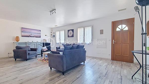 Dans un environnement calme avec une vue dégagée sur les montagnes, découvrez cette villa 4 faces de 2007 d’environ 145 m² habitables, sur un terrain clos et piscinable d’environ 700 m².

L'étage principal offre une agréable et spacieuse pièce de vie, lumineuse grâce à son exposition sud-est, une cuisine indépendante ouvrant sur une terrasse, 6 chambres, dont une suite parentale avec salle d’eau, une salle de bains et deux wc indépendants.

Le rez-de-chaussée comprend une terrasse couverte, un grand garage ainsi qu'un vaste espace d'environ 120 m² disposant d'un tableau électrique indépendant, offrant de nombreuses possibilités d'aménagement : atelier, activité professionnelle, espace de loisirs ou logement complémentaire ( escalier intérieur reliant les deux niveaux)

Construite avec des prestations de qualité, la villa bénéficie de menuiseries PVC double vitrage, de combles isolés et d'un chauffage par pompe à chaleur air/eau.

Classée Gîte 3 étoiles , cette propriété représente une opportunité rare, aussi bien pour une résidence principale que pour une activité de location saisonnière immédiatement exploitable.

**Les + : Vue montagne • Terrain piscinable • Grand garage • Pompe à chaleur • Double vitrage • Classement Gîte 3 étoiles • Mobilier disponible en supplément.