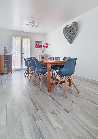 Dans un environnement calme avec une vue dégagée sur les montagnes, découvrez cette villa 4 faces de 2007 d’environ 145 m² habitables, sur un terrain clos et piscinable d’environ 700 m².

L'étage principal offre une agréable et spacieuse pièce de vie, lumineuse grâce à son exposition sud-est, une cuisine indépendante ouvrant sur une terrasse, 6 chambres, dont une suite parentale avec salle d’eau, une salle de bains et deux wc indépendants.

Le rez-de-chaussée comprend une terrasse couverte, un grand garage ainsi qu'un vaste espace d'environ 120 m² disposant d'un tableau électrique indépendant, offrant de nombreuses possibilités d'aménagement : atelier, activité professionnelle, espace de loisirs ou logement complémentaire ( escalier intérieur reliant les deux niveaux)

Construite avec des prestations de qualité, la villa bénéficie de menuiseries PVC double vitrage, de combles isolés et d'un chauffage par pompe à chaleur air/eau.

Classée Gîte 3 étoiles , cette propriété représente une opportunité rare, aussi bien pour une résidence principale que pour une activité de location saisonnière immédiatement exploitable.

**Les + : Vue montagne • Terrain piscinable • Grand garage • Pompe à chaleur • Double vitrage • Classement Gîte 3 étoiles • Mobilier disponible en supplément.