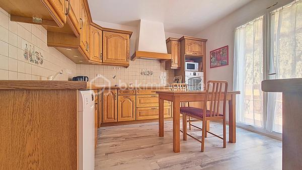 Dans un environnement calme avec une vue dégagée sur les montagnes, découvrez cette villa 4 faces de 2007 d’environ 145 m² habitables, sur un terrain clos et piscinable d’environ 700 m².

L'étage principal offre une agréable et spacieuse pièce de vie, lumineuse grâce à son exposition sud-est, une cuisine indépendante ouvrant sur une terrasse, 6 chambres, dont une suite parentale avec salle d’eau, une salle de bains et deux wc indépendants.

Le rez-de-chaussée comprend une terrasse couverte, un grand garage ainsi qu'un vaste espace d'environ 120 m² disposant d'un tableau électrique indépendant, offrant de nombreuses possibilités d'aménagement : atelier, activité professionnelle, espace de loisirs ou logement complémentaire ( escalier intérieur reliant les deux niveaux)

Construite avec des prestations de qualité, la villa bénéficie de menuiseries PVC double vitrage, de combles isolés et d'un chauffage par pompe à chaleur air/eau.

Classée Gîte 3 étoiles , cette propriété représente une opportunité rare, aussi bien pour une résidence principale que pour une activité de location saisonnière immédiatement exploitable.

**Les + : Vue montagne • Terrain piscinable • Grand garage • Pompe à chaleur • Double vitrage • Classement Gîte 3 étoiles • Mobilier disponible en supplément.