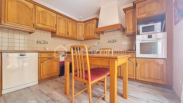 Dans un environnement calme avec une vue dégagée sur les montagnes, découvrez cette villa 4 faces de 2007 d’environ 145 m² habitables, sur un terrain clos et piscinable d’environ 700 m².

L'étage principal offre une agréable et spacieuse pièce de vie, lumineuse grâce à son exposition sud-est, une cuisine indépendante ouvrant sur une terrasse, 6 chambres, dont une suite parentale avec salle d’eau, une salle de bains et deux wc indépendants.

Le rez-de-chaussée comprend une terrasse couverte, un grand garage ainsi qu'un vaste espace d'environ 120 m² disposant d'un tableau électrique indépendant, offrant de nombreuses possibilités d'aménagement : atelier, activité professionnelle, espace de loisirs ou logement complémentaire ( escalier intérieur reliant les deux niveaux)

Construite avec des prestations de qualité, la villa bénéficie de menuiseries PVC double vitrage, de combles isolés et d'un chauffage par pompe à chaleur air/eau.

Classée Gîte 3 étoiles , cette propriété représente une opportunité rare, aussi bien pour une résidence principale que pour une activité de location saisonnière immédiatement exploitable.

**Les + : Vue montagne • Terrain piscinable • Grand garage • Pompe à chaleur • Double vitrage • Classement Gîte 3 étoiles • Mobilier disponible en supplément.