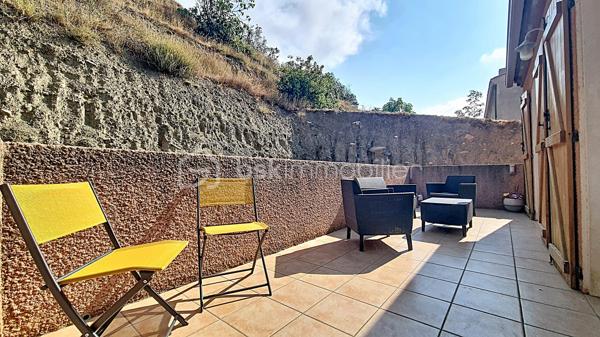 Dans un environnement calme avec une vue dégagée sur les montagnes, découvrez cette villa 4 faces de 2007 d’environ 145 m² habitables, sur un terrain clos et piscinable d’environ 700 m².

L'étage principal offre une agréable et spacieuse pièce de vie, lumineuse grâce à son exposition sud-est, une cuisine indépendante ouvrant sur une terrasse, 6 chambres, dont une suite parentale avec salle d’eau, une salle de bains et deux wc indépendants.

Le rez-de-chaussée comprend une terrasse couverte, un grand garage ainsi qu'un vaste espace d'environ 120 m² disposant d'un tableau électrique indépendant, offrant de nombreuses possibilités d'aménagement : atelier, activité professionnelle, espace de loisirs ou logement complémentaire ( escalier intérieur reliant les deux niveaux)

Construite avec des prestations de qualité, la villa bénéficie de menuiseries PVC double vitrage, de combles isolés et d'un chauffage par pompe à chaleur air/eau.

Classée Gîte 3 étoiles , cette propriété représente une opportunité rare, aussi bien pour une résidence principale que pour une activité de location saisonnière immédiatement exploitable.

**Les + : Vue montagne • Terrain piscinable • Grand garage • Pompe à chaleur • Double vitrage • Classement Gîte 3 étoiles • Mobilier disponible en supplément.