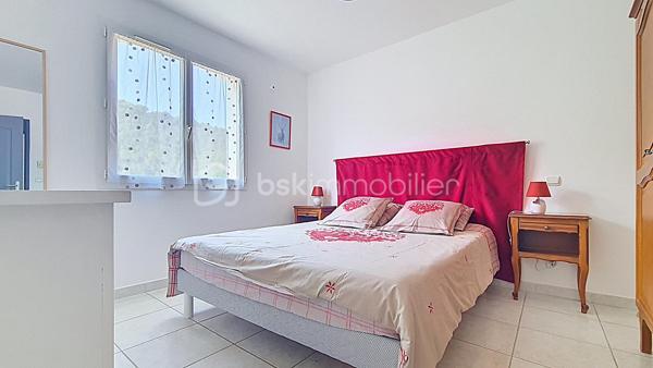 Dans un environnement calme avec une vue dégagée sur les montagnes, découvrez cette villa 4 faces de 2007 d’environ 145 m² habitables, sur un terrain clos et piscinable d’environ 700 m².

L'étage principal offre une agréable et spacieuse pièce de vie, lumineuse grâce à son exposition sud-est, une cuisine indépendante ouvrant sur une terrasse, 6 chambres, dont une suite parentale avec salle d’eau, une salle de bains et deux wc indépendants.

Le rez-de-chaussée comprend une terrasse couverte, un grand garage ainsi qu'un vaste espace d'environ 120 m² disposant d'un tableau électrique indépendant, offrant de nombreuses possibilités d'aménagement : atelier, activité professionnelle, espace de loisirs ou logement complémentaire ( escalier intérieur reliant les deux niveaux)

Construite avec des prestations de qualité, la villa bénéficie de menuiseries PVC double vitrage, de combles isolés et d'un chauffage par pompe à chaleur air/eau.

Classée Gîte 3 étoiles , cette propriété représente une opportunité rare, aussi bien pour une résidence principale que pour une activité de location saisonnière immédiatement exploitable.

**Les + : Vue montagne • Terrain piscinable • Grand garage • Pompe à chaleur • Double vitrage • Classement Gîte 3 étoiles • Mobilier disponible en supplément.