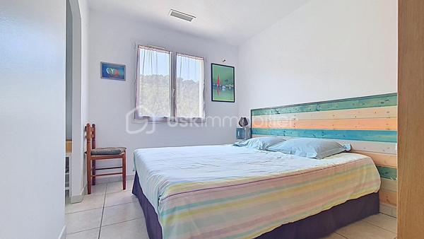 Dans un environnement calme avec une vue dégagée sur les montagnes, découvrez cette villa 4 faces de 2007 d’environ 145 m² habitables, sur un terrain clos et piscinable d’environ 700 m².

L'étage principal offre une agréable et spacieuse pièce de vie, lumineuse grâce à son exposition sud-est, une cuisine indépendante ouvrant sur une terrasse, 6 chambres, dont une suite parentale avec salle d’eau, une salle de bains et deux wc indépendants.

Le rez-de-chaussée comprend une terrasse couverte, un grand garage ainsi qu'un vaste espace d'environ 120 m² disposant d'un tableau électrique indépendant, offrant de nombreuses possibilités d'aménagement : atelier, activité professionnelle, espace de loisirs ou logement complémentaire ( escalier intérieur reliant les deux niveaux)

Construite avec des prestations de qualité, la villa bénéficie de menuiseries PVC double vitrage, de combles isolés et d'un chauffage par pompe à chaleur air/eau.

Classée Gîte 3 étoiles , cette propriété représente une opportunité rare, aussi bien pour une résidence principale que pour une activité de location saisonnière immédiatement exploitable.

**Les + : Vue montagne • Terrain piscinable • Grand garage • Pompe à chaleur • Double vitrage • Classement Gîte 3 étoiles • Mobilier disponible en supplément.