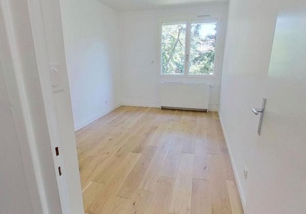Appartement
         4 pièces
        - 95 m² Exclusivité 329 000 € *