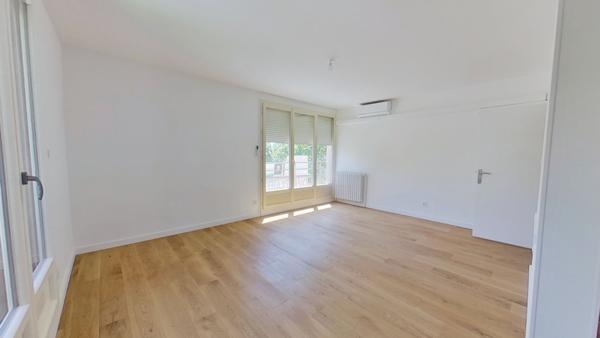 Appartement
         4 pièces
        - 95 m² Exclusivité 329 000 € *