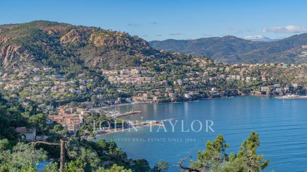 Propriété provençale en pierre, vue mer, environnement verdoyant