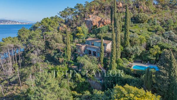 Propriété provençale en pierre, vue mer, environnement verdoyant