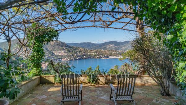 Propriété provençale en pierre, vue mer, environnement verdoyant