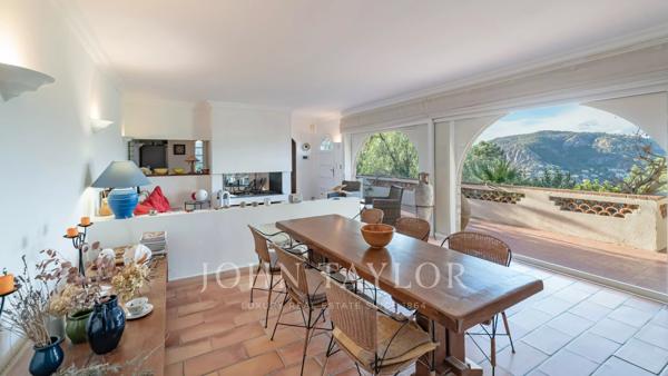 Propriété provençale en pierre, vue mer, environnement verdoyant
