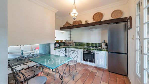 Propriété provençale en pierre, vue mer, environnement verdoyant