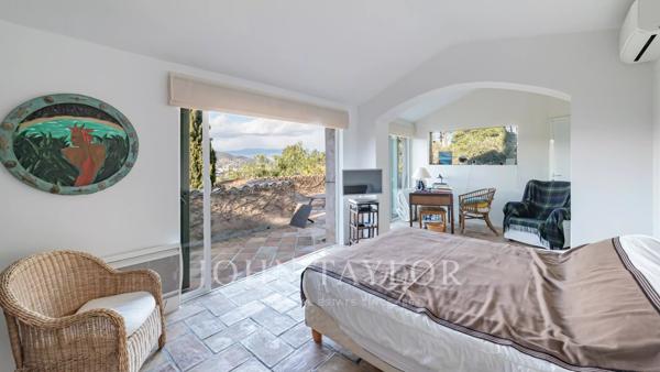 Propriété provençale en pierre, vue mer, environnement verdoyant