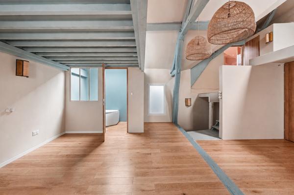 Ancienne grange du XIXe siècle entièrement climatisée réinventée en maison-loft d’architecte