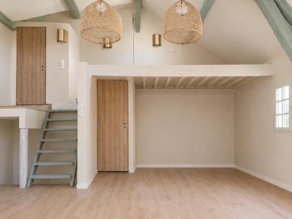 Ancienne grange du XIXe siècle entièrement climatisée réinventée en maison-loft d’architecte