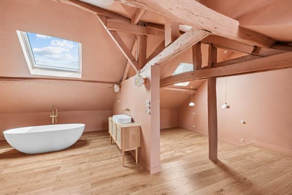 Ancienne grange du XIXe siècle entièrement climatisée réinventée en maison-loft d’architecte