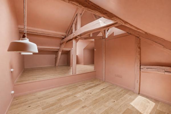Ancienne grange du XIXe siècle entièrement climatisée réinventée en maison-loft d’architecte