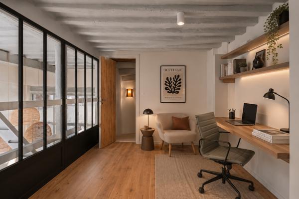Ancienne grange du XIXe siècle entièrement climatisée réinventée en maison-loft d’architecte