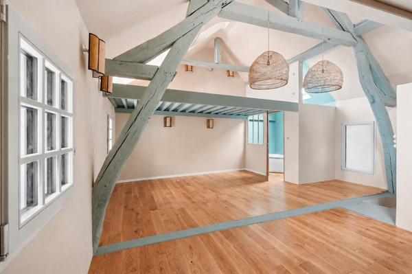 Ancienne grange du XIXe siècle entièrement climatisée réinventée en maison-loft d’architecte