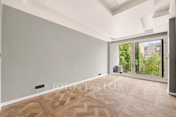 Place François 1er - Grand 2 pièces refait à neuf avec un balcon