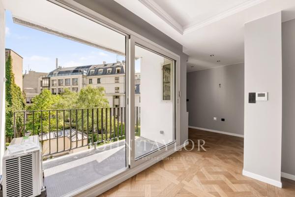 Place François 1er - Grand 2 pièces refait à neuf avec un balcon
