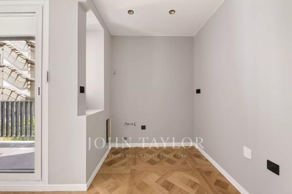 Place François 1er - Grand 2 pièces refait à neuf avec un balcon
