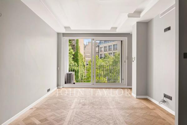 Place François 1er - Grand 2 pièces refait à neuf avec un balcon
