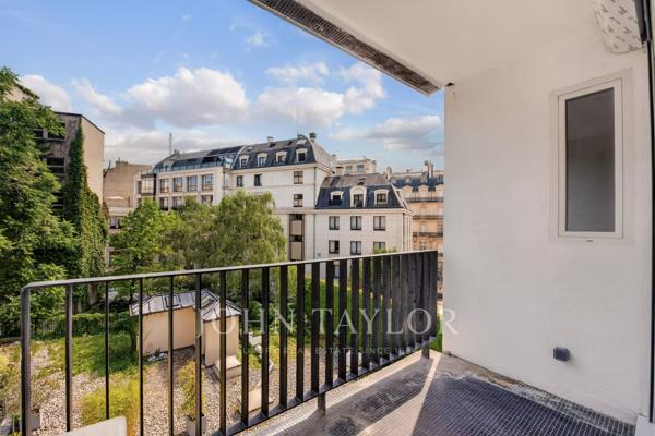 Place François 1er - Grand 2 pièces refait à neuf avec un balcon